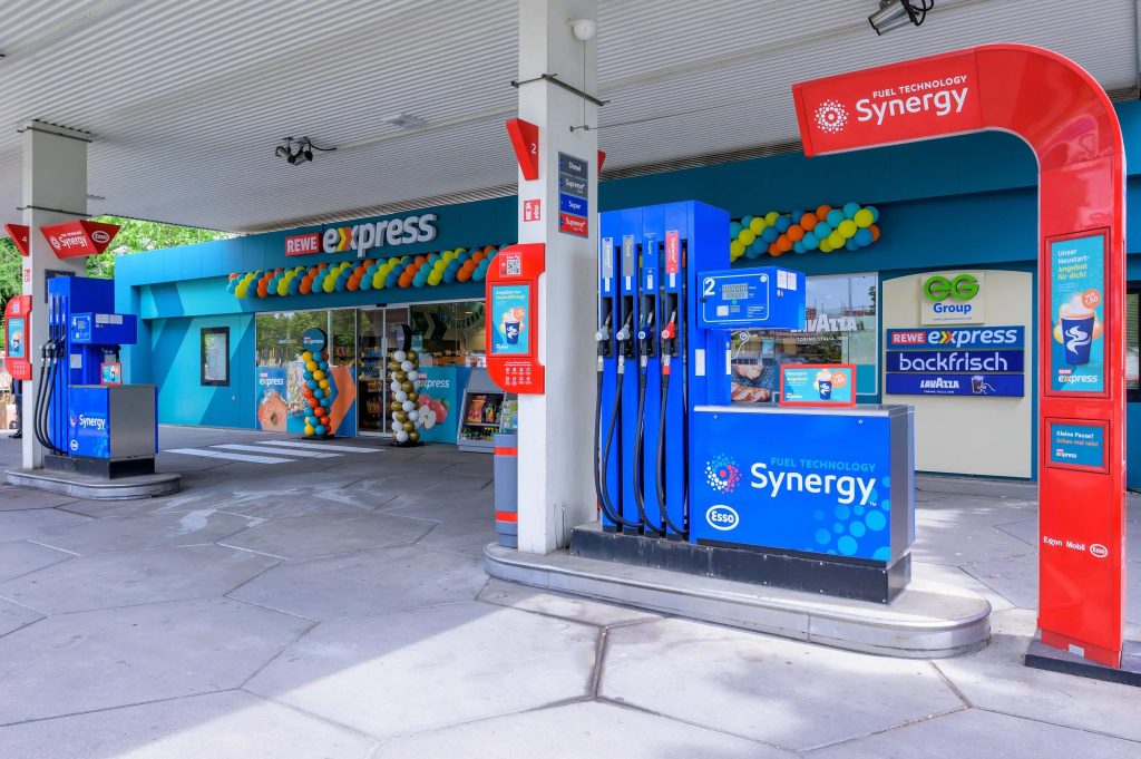 Een REWE express bij een ESSO-tankstation in Duitsland