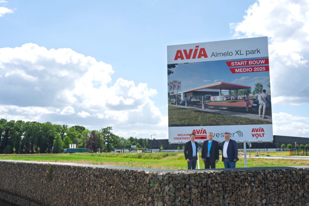 Bij de entree van het XL Businesspark in Almelo heeft Avia Weghorst donderdag een groot bouwbord onthuld.