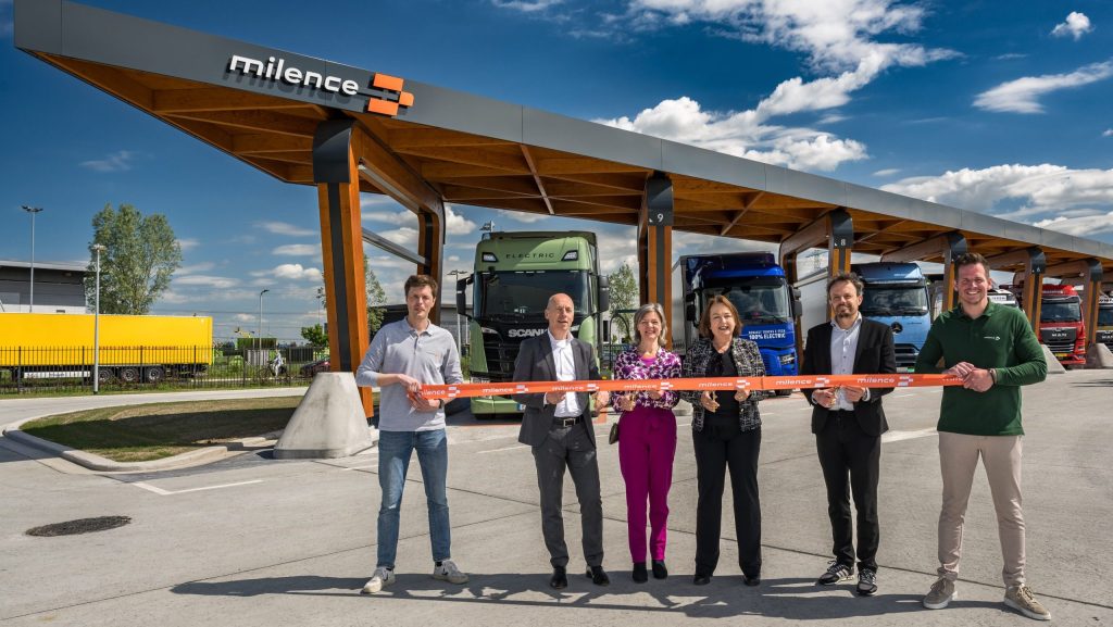 Milence opent laadplein met megawatt-lader in Zwolle