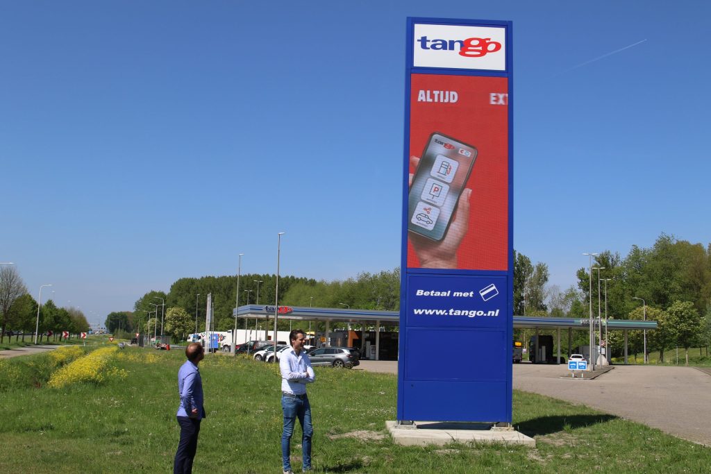 Tango heeft bij z’n tankstation op verzorgingsplaats ‘Knorrestein’ aan de snelweg A12 bij Zoetermeer een voor Nederland unieke prijspaal in gebruik genomen.