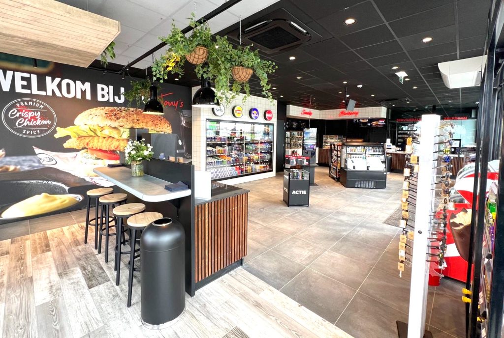 Het Shell-tankstation aan de Mijdrechtse Dwarsweg in het Utrechtse Wilnis is na een maanden durende verbouwing geopend met een grote en luxe Tony’s Street Food shop.