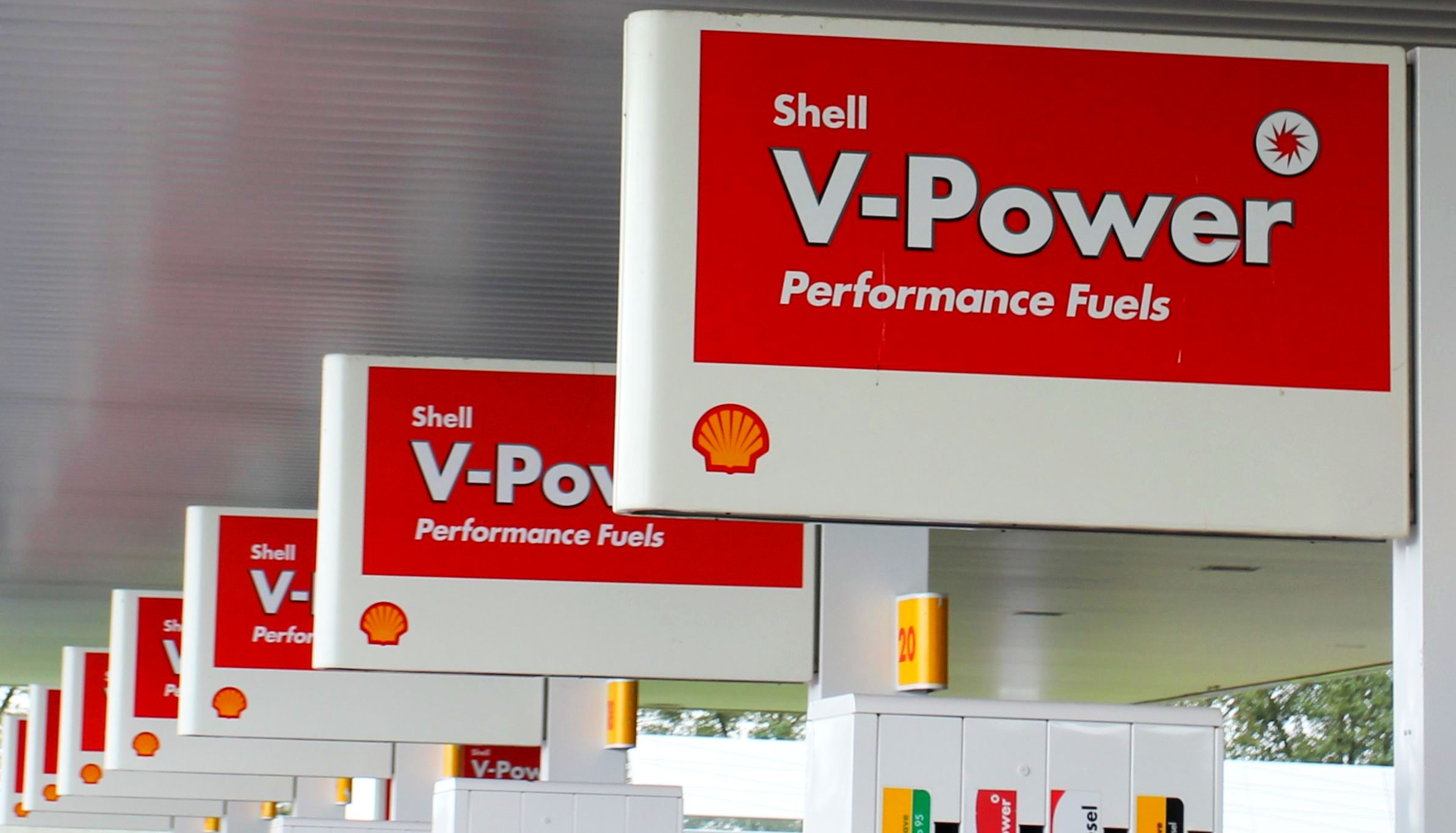 Shell v power. Шелл v Power. Пауэр Шелл что это. Shell v-Power реклама. Энергетик Shell v-Power.