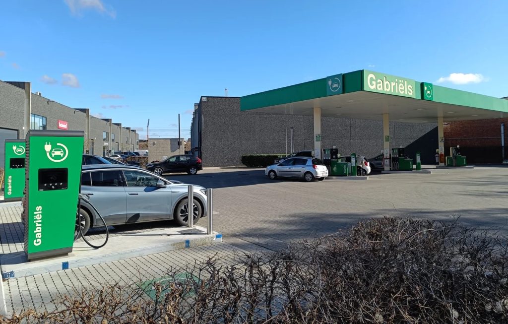 Gabriëls-tankstations in België worden ‘full-service’ met ultrafast laadpalen