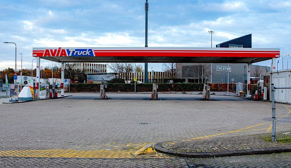 Snelladen voor trucks mét oplegger? Het kan dadelijk bij AVIA ‘Katsbogten’ Tilburg