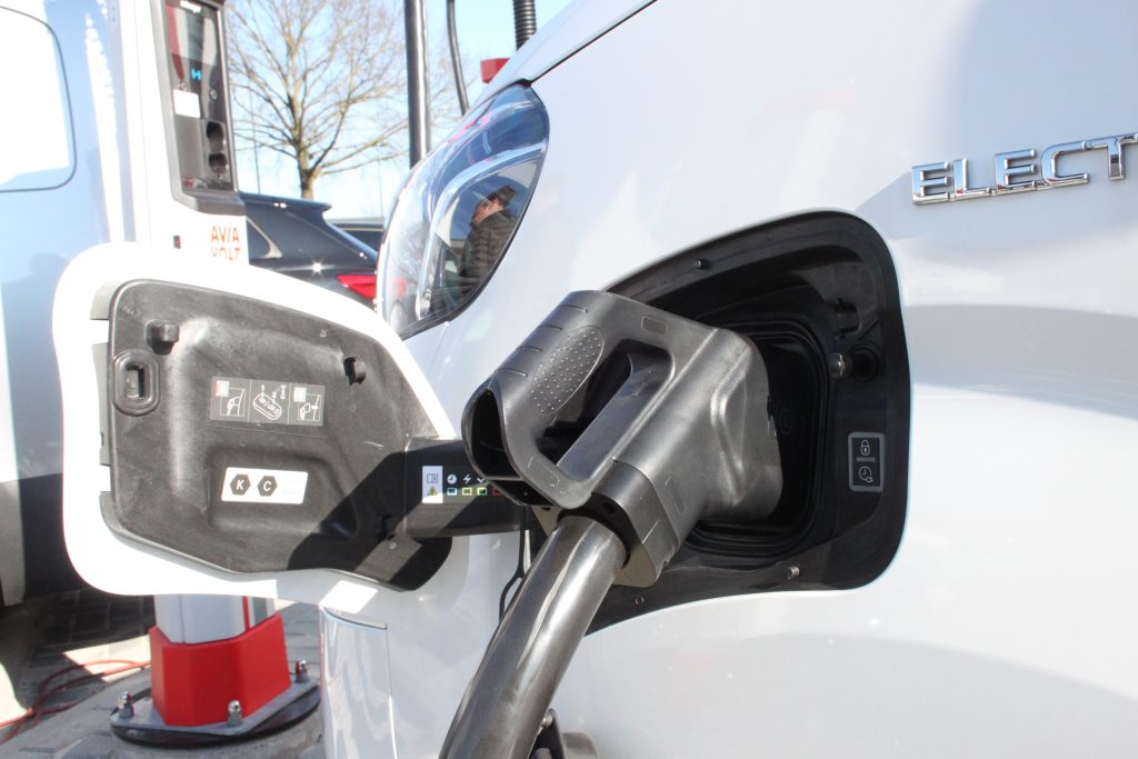 Aantal volledig elektrische personenauto’s in Nederland bereikt 400.000