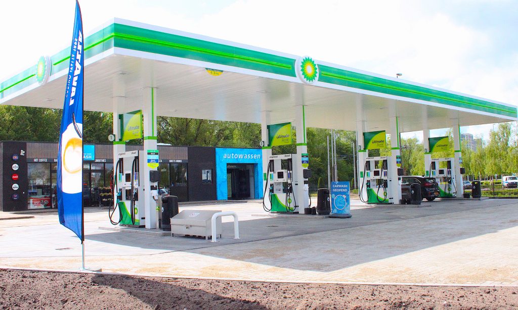 De Haan Minerale Oliën is van start gegaan met het leggen van zonnepanelen op een groot aantal van haar tankstations. Het BP-tankstation aan de Provincialeweg in Diemen vormde de start van de operatie en is inmiddels voorzien van 72 zonnepanelen.