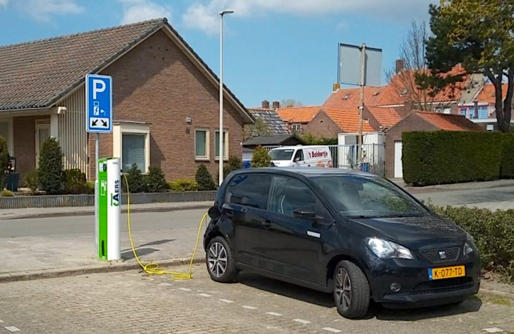Het Zeeuwse familiebedrijf Aers transformeert van een traditionele oliehandel naar een allround energiebedrijf dat laadpalen en stroom faciliteert voor onder meer de Roompot-vakantieparken. Loopt de teller van het aantal Aers Energy laadpalen dit jaar richting de vijfhonderd, dat moeten er snel duizend gaan worden.