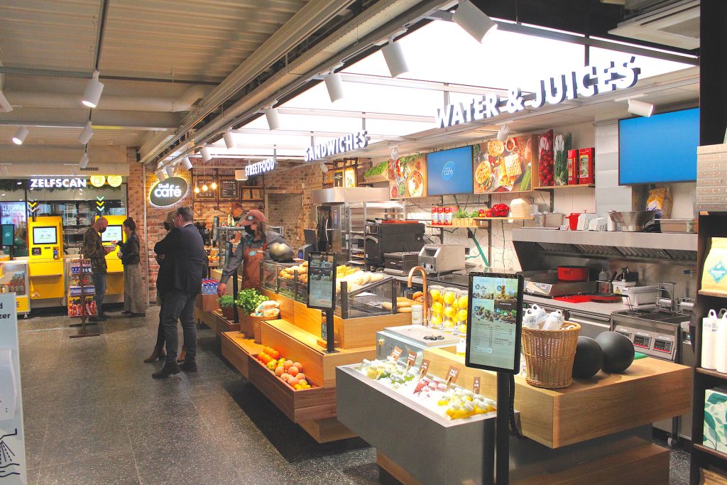 Het bekende Shell-tankstation ‘Ruwiel’ aan de snelweg A2 tussen Utrecht en Amsterdam is deze week na een grootschalige verbouwing heropend met een nieuwe tankshop volgens de formule Shell Café. Tegelijkertijd met de verbouwing zijn de toiletten van 2theloo vergroot en vernieuwd.
