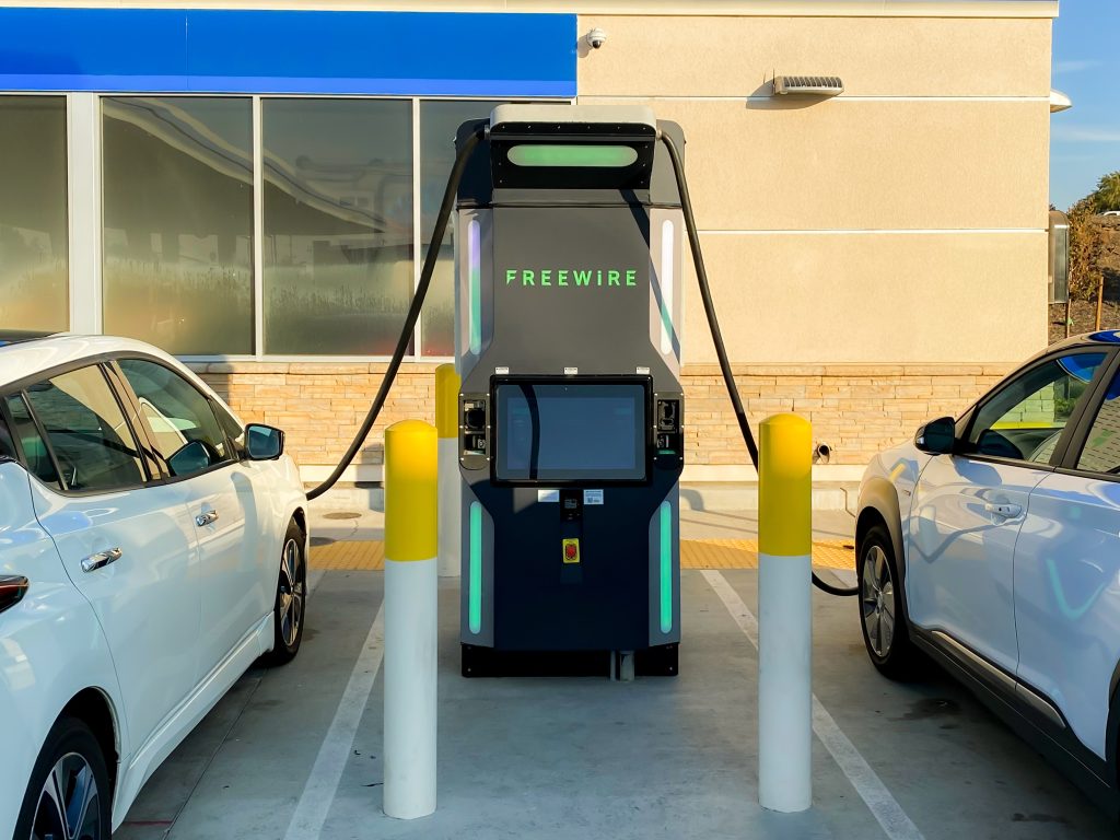 De vraag naar snelladers is enorm, maar niet op alle locaties is de stroomtoevoer voldoende om snellaadfaciliteiten aan te kunnen bieden. Distributeur TCT Blaricum toont op de Tankstation Vakbeurs 2023 als oplossing hiervoor de FreeWire Boost Charger.
