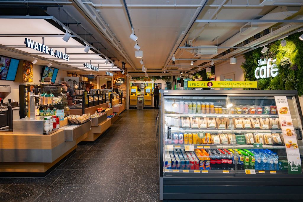 Het bekende Shell-tankstation ‘Hazeldonk-West’ aan de snelweg A16 ten zuiden van Breda en vlak voor de Belgische grens is na een omvangrijke verbouwing heropend met een grote shop volgens de formule Shell Café en nieuwe 2theloo toiletfaciliteiten.