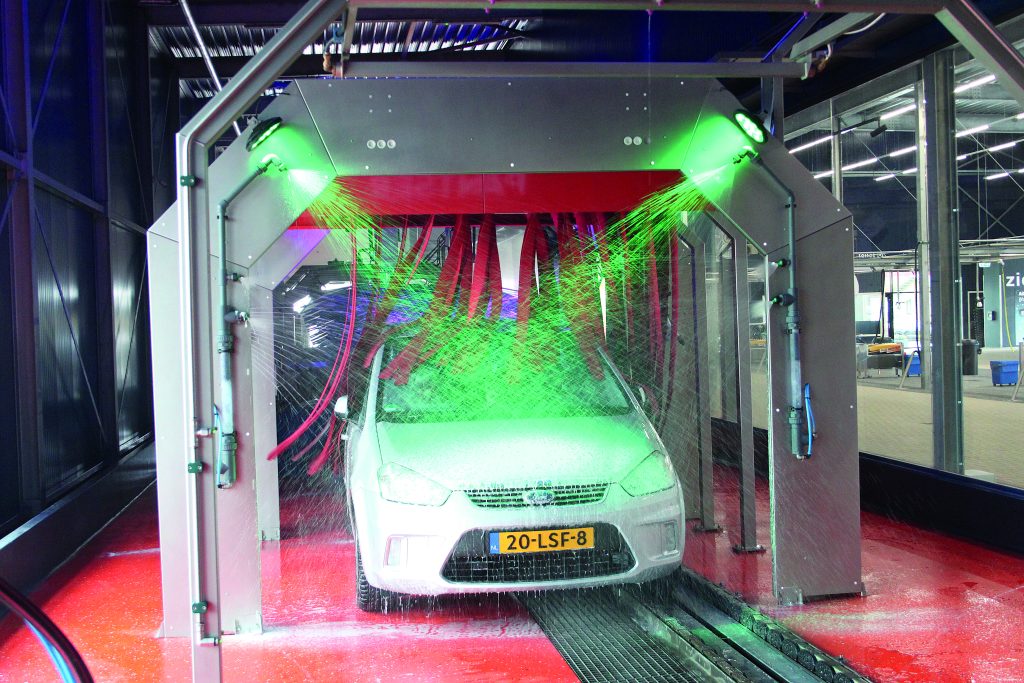 Bij negen tankstations en een carwash in de provincie Zeeland was het zaterdag mogelijk de auto in de wasstraat te laten wassen voor slechts twee euro. De actie werd georganiseerd door ZLTO, het Regionaal Orgaan Verkeersveiligheid Zeeland en de tankstations als reactie op de modder op de Zeeuwse wegen die wordt veroorzaakt door landbouwvoertuigen die in deze periode oogst van het land halen.