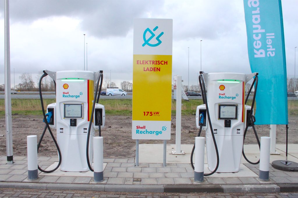 Nederlandse consumenten zijn afwachtend met het kopen van een elektrische auto. Hierdoor stagneert de verkoop van nieuwe auto's in 2024 en wordt het niveau van voor de coronapandemie niet gehaald, verwachten economen van ING.
