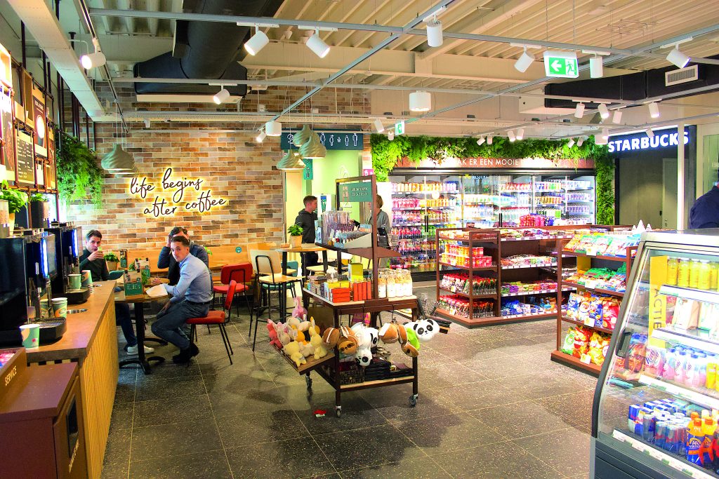 Energiereus Shell heeft met de in eigen huis ontwikkelde shopformule Shell Café een mijlpaal bereikt. Op dit moment zijn er wereldwijd 1500 tanklocaties met een Shell Café. De formule is onderdeel van de servicestations van de toekomst waar de auto én de bezoeker nieuwe energie kunnen opdoen.