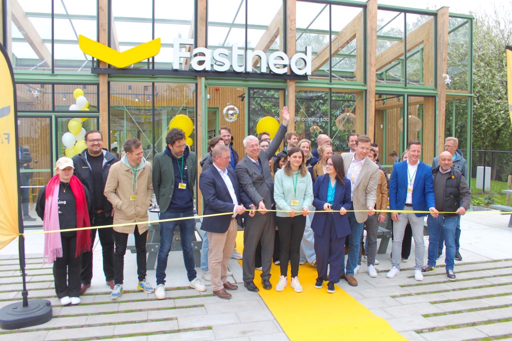 “We zijn als Fastned heel trots dat we hier aan de E19 ons prachtige restaurant met shop kunnen openen. Maar er zijn te weinig concessies om dit te doen. Ik doe dan ook een oproep aan de concessiehouders: geef ons een eerlijke toegang tot de markt. EV-rijders willen dit en wij willen hen deze complete laadervaring langs de snelweg bieden.”