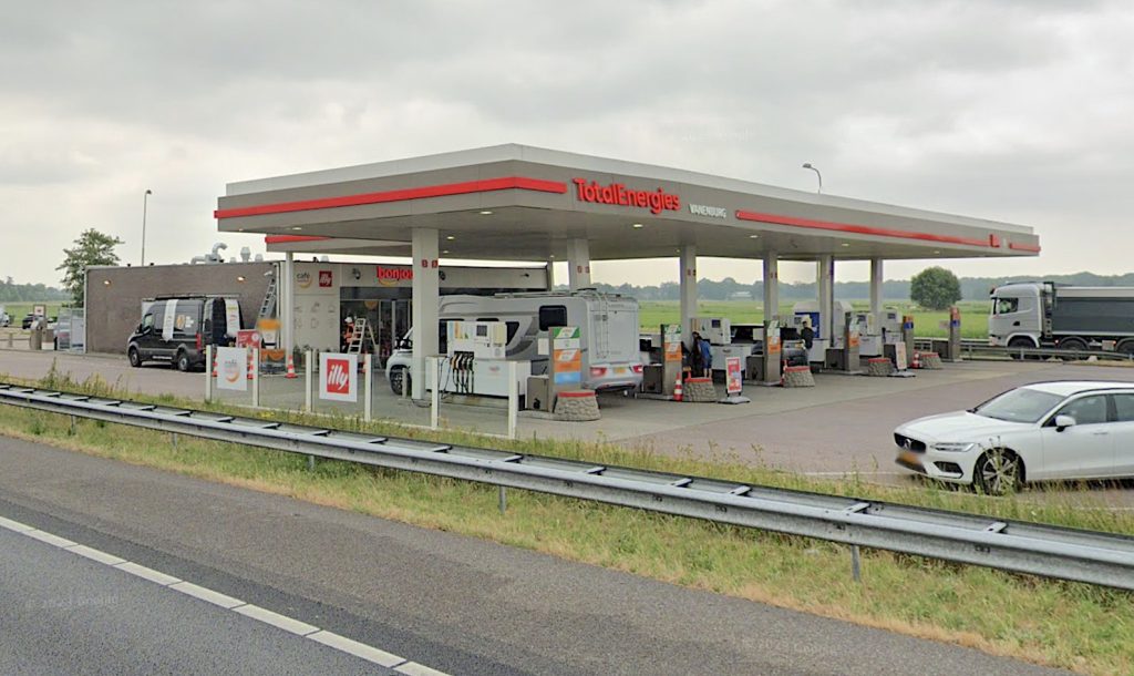 Het bekende TotalEnergies-tankstation ‘Vanenburg’ aan de snelweg A28 tussen Nijkerk en Putten gaat op de schop. Ondernemer Kees Top uit Nijkerkerveen heeft bij het tankstation een stuk land aangekocht waar een parkeerplaats voor vrachtwagens zal worden gerealiseerd. De bemande Bonjour-shop wordt vernieuwd naar de formule Circle K.