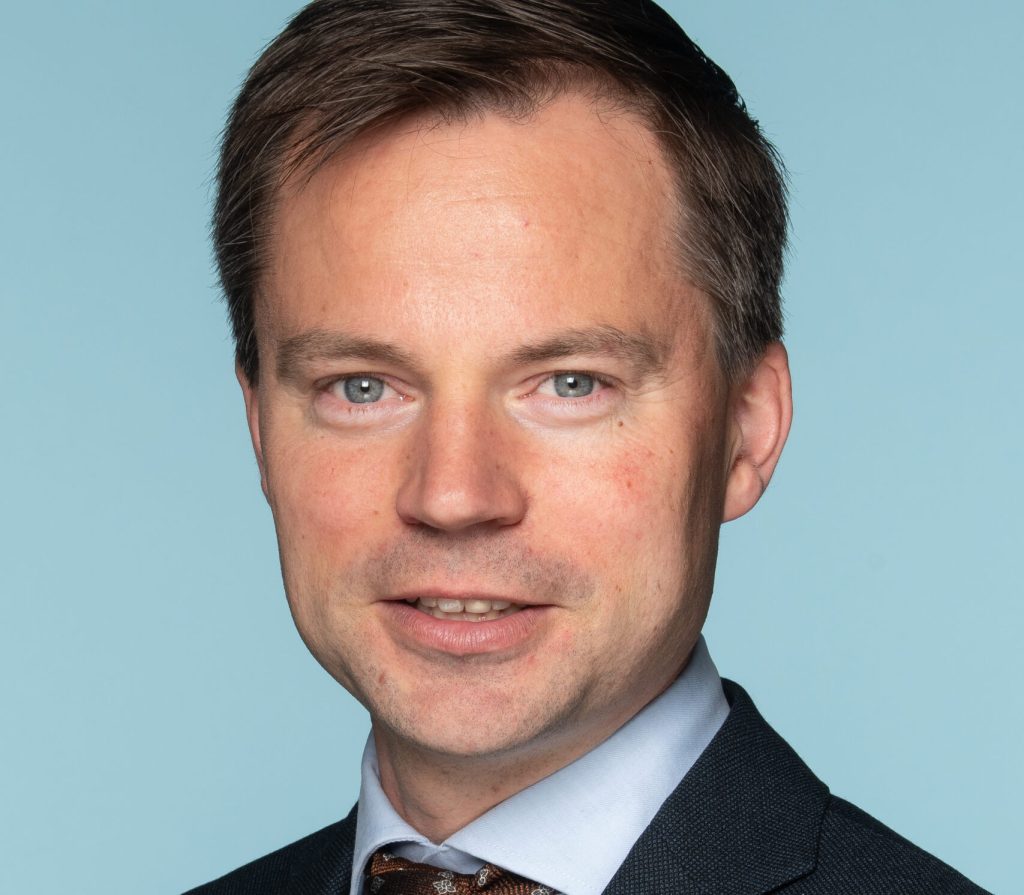 Met ingang van 1 juni start Jan-Willem van den Beukel als algemeen directeur van de Vereniging Energie voor Mobiliteit en Industrie (VEMOBIN). Van den Beukel volgt Erik Klooster op. De 42-jarige Van den Beukel was eerder wethouder in de gemeente Lansingerland, werkte als manager Sustainability bij PwC en gaf tot voor kort leiding aan de beleidsafdeling van het CDA in de Tweede Kamer.