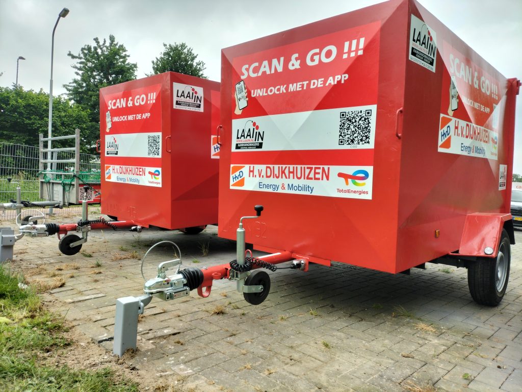 Laaiin Aanhangwagens heeft onder de naam ‘Scan & Go’ een nieuw concept gelanceerd waarbij ondernemers die aanhangwagens verhuren dit zonder tussenkomst van personeel kunnen doen. H. van Dijkhuizen Energy & Mobility biedt bij het TotalEnergies-tankstation aan de Rivierenlandlaan in Tiel als eerste de nieuwe verhuurmogelijkheid.