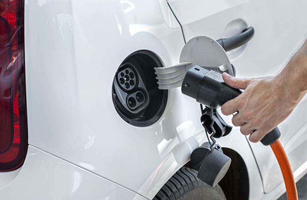 Mkb-ondernemers en zelfstandigen staan niet te springen om gebruik te gaan maken van een elektrisch voertuig. Nog geen kwart van hen overweegt een elektrische personenauto aan te schaffen. Ondernemers hikken vooral aan tegen de forse investering die met een EV is gemoeid en de beperkte actieradius.