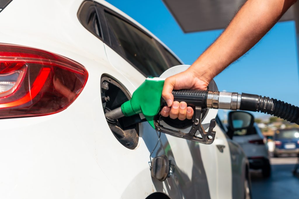 De korting die tankstations aan de pomp rekenen op benzine en diesel is er in werkelijkheid niet.