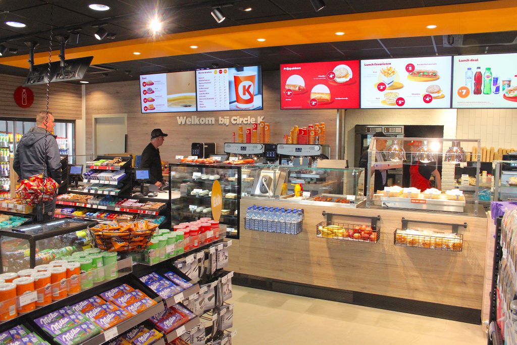 Circle K is in hoog tempo bezig shops bij TotalEnergies-tankstations om te bouwen naar Circle K.