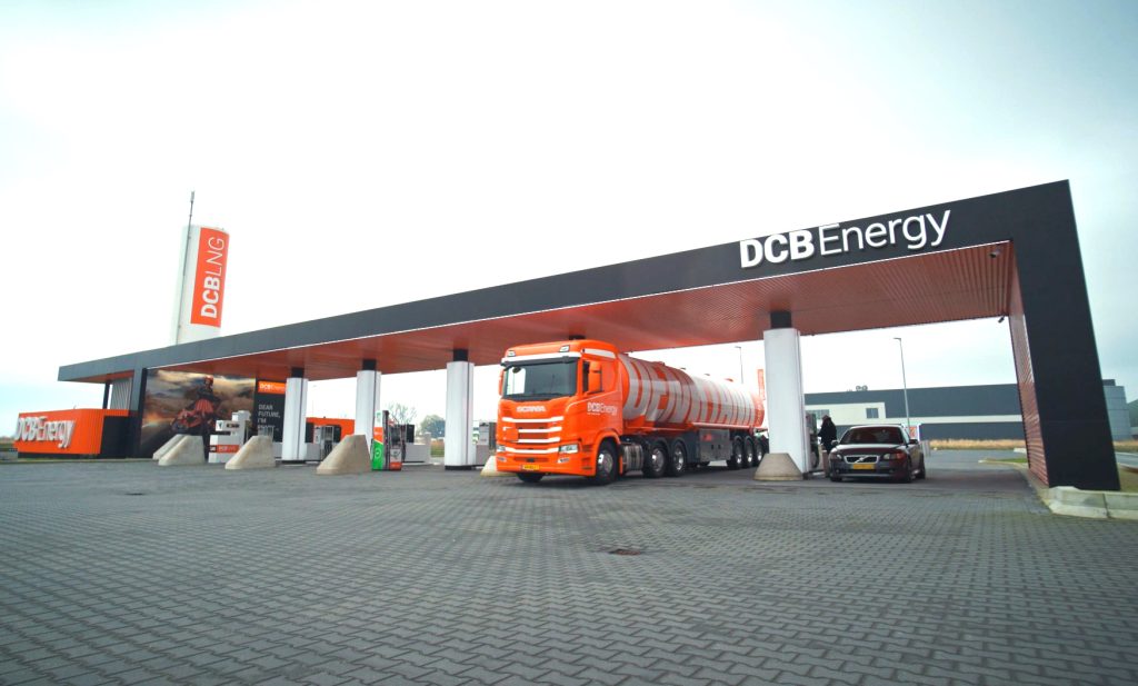 DCBEnergy is op bedrijventerrein Zevenbergschen Hoek vlakbij de snelweg A16 van start gegaan met de realisatie van een nieuwe Energy HUB. Hier moeten vrachtwagens vanaf juli duurzaam kunnen tanken en elektrisch laden.