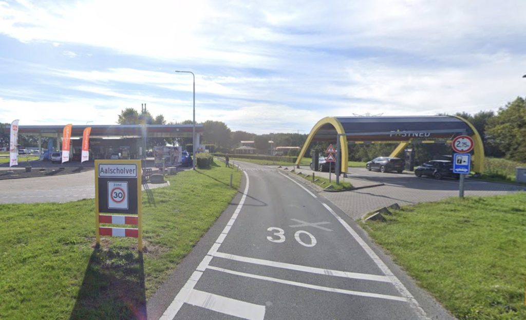 Circle K en Fastned liggen met elkaar overhoop over wie mag uitbreiden bij TotalEnergies-tankstation ‘De Aalscholver’ aan de snelweg A6 tussen Lelystad en Almere.