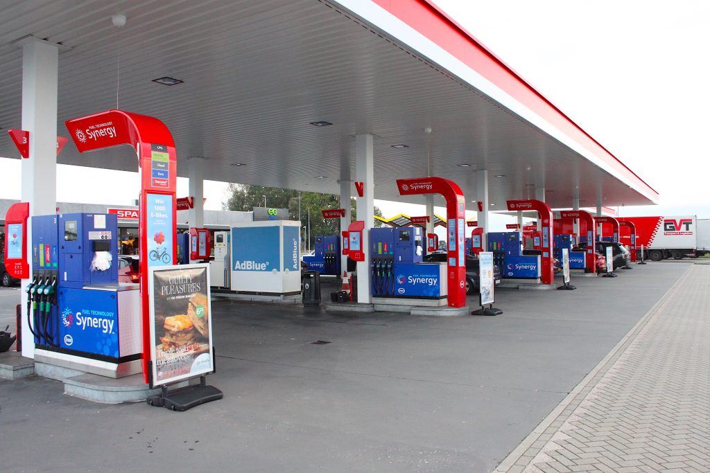 Ondanks de energietransitie en de groeiende vraag naar openbaar toegankelijke (snel)laadstations, schalen Nederlandse gemeenten elektrisch rijden onvoldoende op ondanks de vele mogelijkheden die worden geboden.