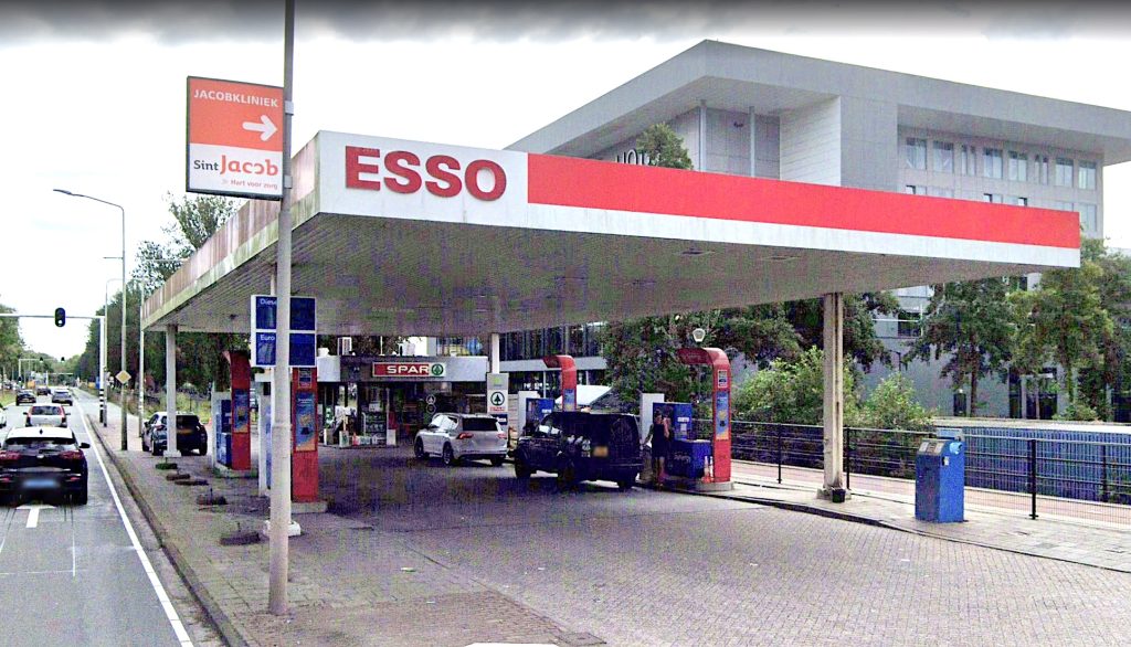 Vrijwel gelijktijdig sluiten twee tankstations in Haarlem hun deuren. De bemande Esso aan de Schipholweg gaat op 14 mei dicht en de onbemande Argos aan de Europaweg ruim twee weken later.