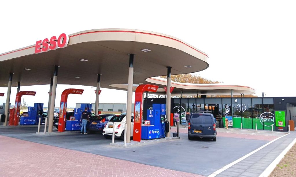 Aan de Vijfhuizerweg, op de grens van Hoofddorp en Vijfhuizen, heeft EG Group een spectaculair vormgegeven Esso-tankstation geopend.