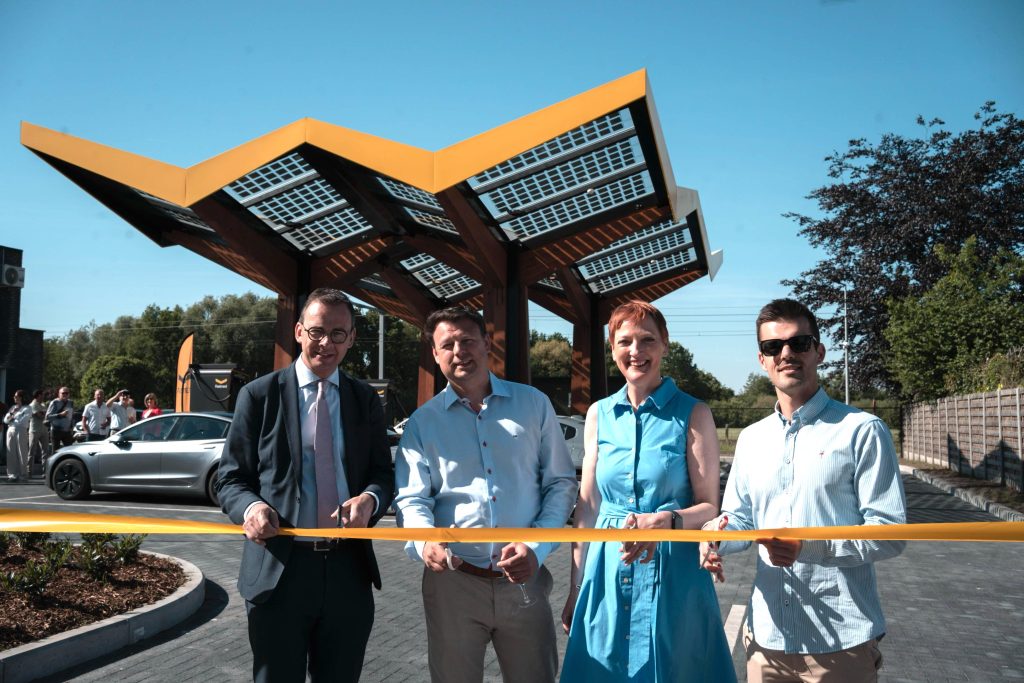 Fastned heeft een snellaadstation geopend naast het Pollet-tankstation in het Belgische Leopoldsburg