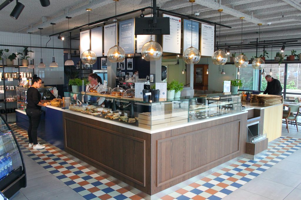 Jitha’s Deli, het door Van Staveren in eigen huis ontwikkelde shopconcept, start vanuit de vestiging bij het Shell-tankstation in Emmeloord met een bezorgservice.