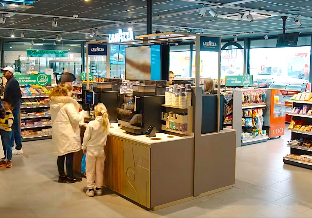 EG Group zet in haar tankstations vol in op bonenkoffie. Het bedrijf heeft op alle 267 bemande Esso- en Texaco-tanklocaties in Nederland, België en Luxemburg de koffiemachines vernieuwd.