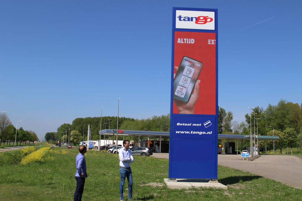 Tango heeft bij z’n tankstation op verzorgingsplaats ‘Knorrestein’ aan de snelweg A12 bij Zoetermeer een voor Nederland unieke prijspaal in gebruik genomen.
