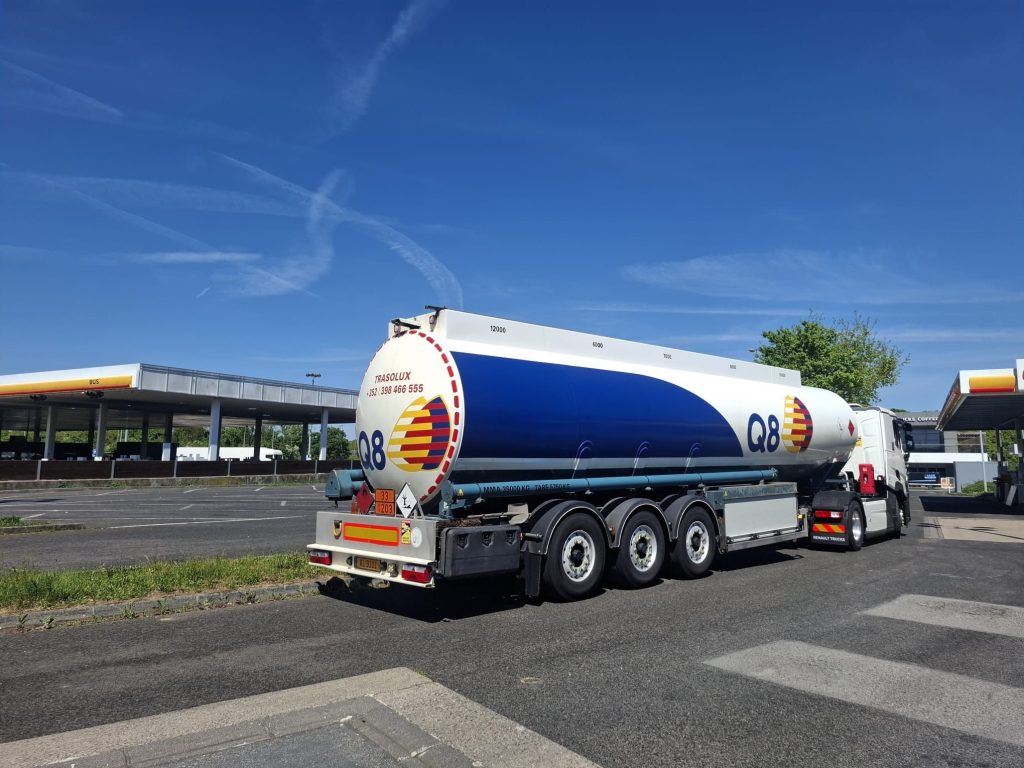 Het grootste Shell-tankstation van Europa en een van de grootste servicestations ter wereld, te vinden aan de snelweg E25 in het Luxemburgse Berchem, toont zich sinds deze week als hagelnieuwe Q8.
