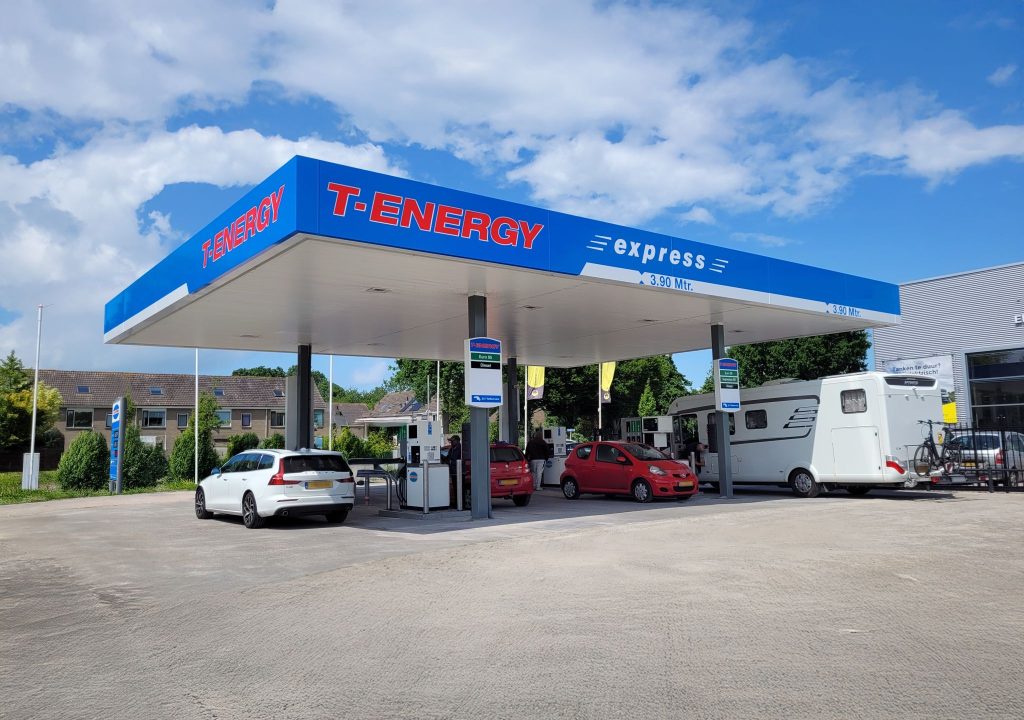 Aan de Kempenaar in Lelystad heeft Tamoil zijn nieuwste tankstation geopend als T-Energy Express. De onbemande tanklocatie is 25 meter vanaf de plek van de oude Tamoil en vervangt de SuperTank die hier eerst te vinden was.